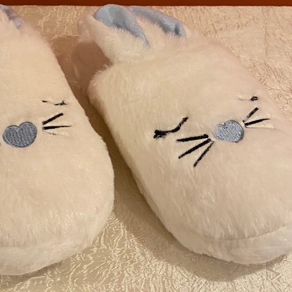 La Vie en Rose Plush Bunny Slippers - Picture 7 of 7